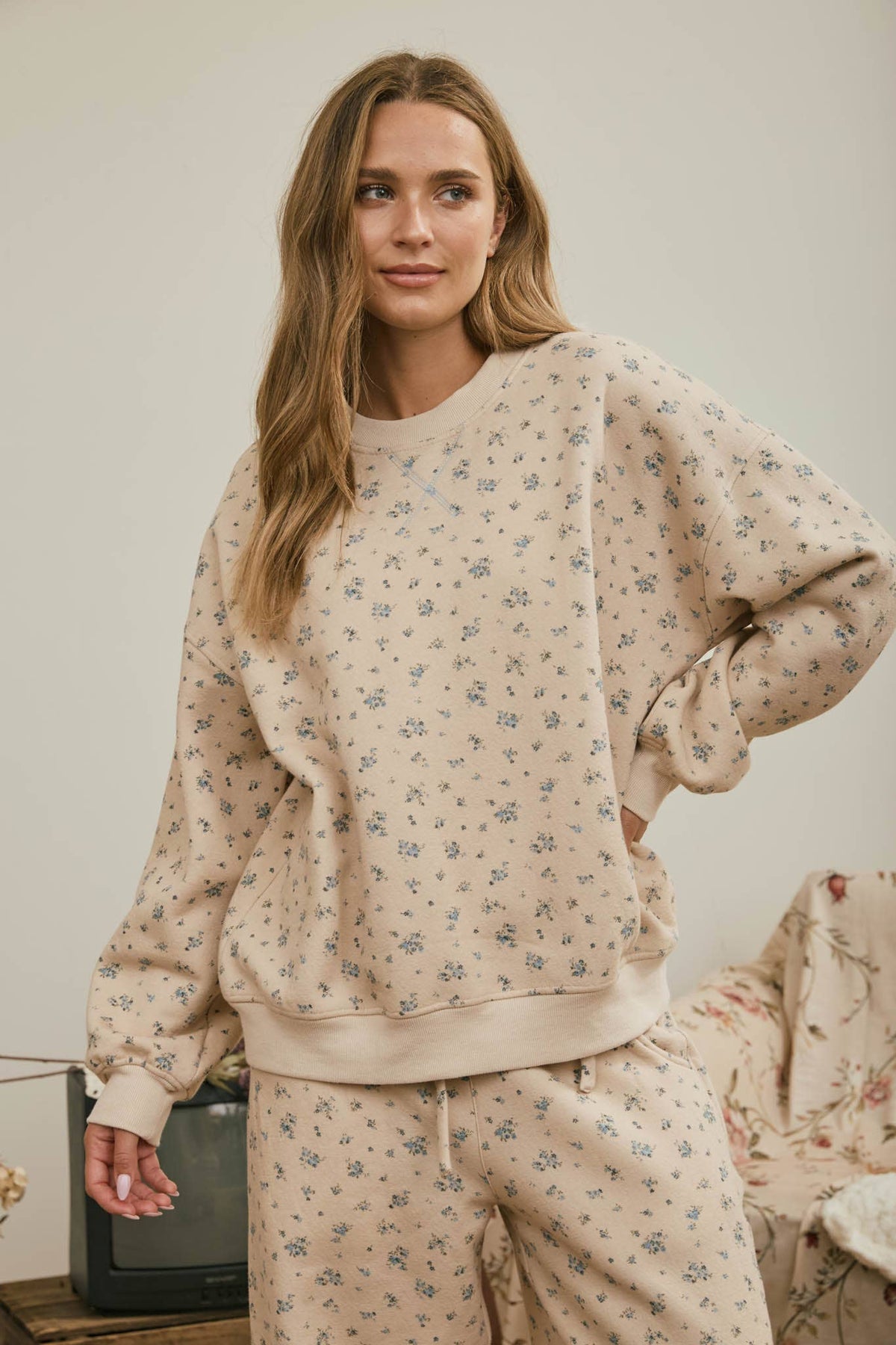 Women’s blue micro-floral crewneck sweatshirt with ribbed trim